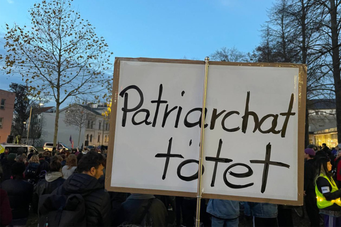 Schild mit der Aufschrift "Patriarchat tötet"