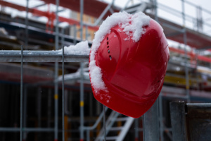 Ein Bauhelm mit Schnee