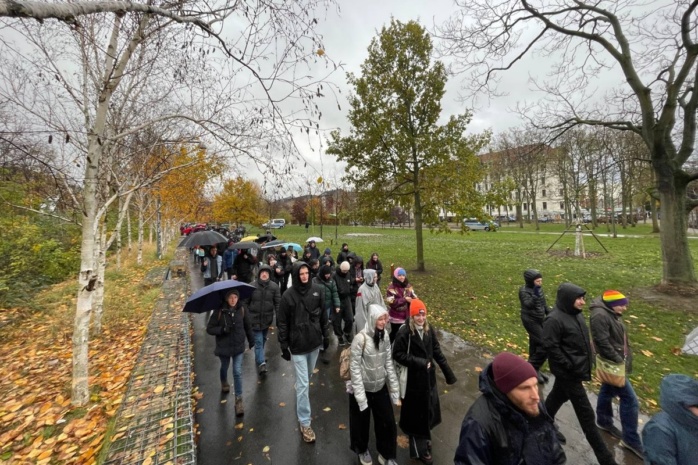 Demo gegen rechts im Lene-Voigt-Park. Foto: LZ