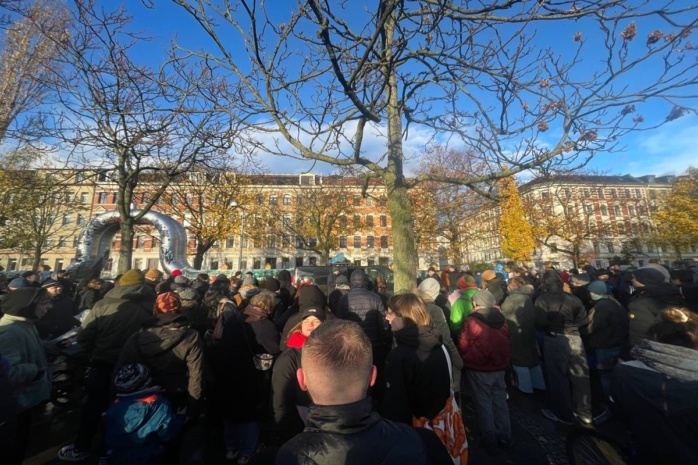 Demo gegen rechts im Lene-Voigt-Park. Foto: LZ