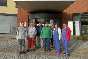 Pflegedirektorin Manja Riese (2 v.l.) gemeinsam mit Teilnehmerinnen der Helios Klinik Schkeuditz sowie Inklusionsbegleiterin Susanne Scur (3 v.r.) und Mitarbeitenden der Lindenwerkstätten Schkeuditz vor der Helios Klinik Schkeuditz. Foto: Helios Kliniken GmbH