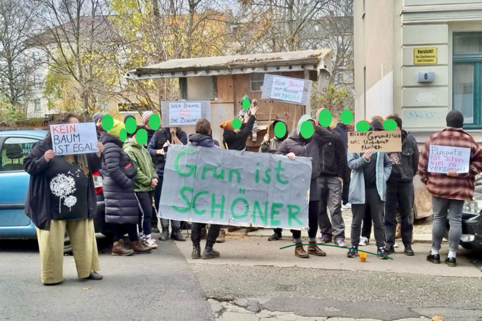 Personengruppe mit Bannern und Plakaten