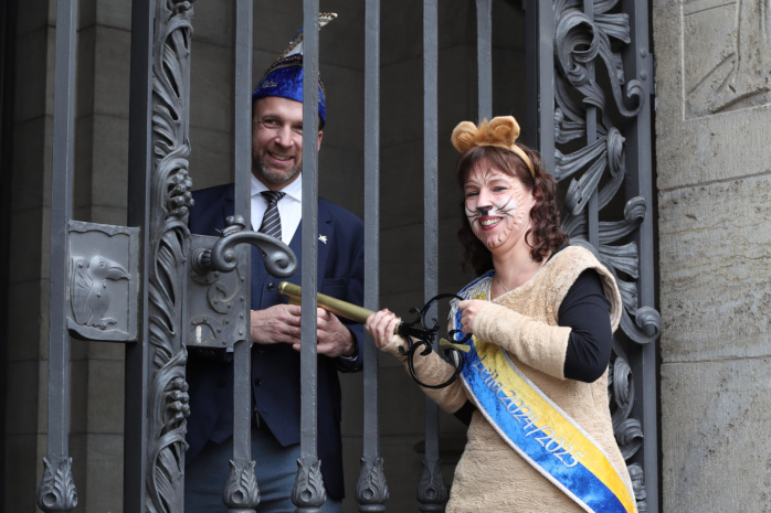 Dr. Michael Ruprecht (Leiter des Stadtarchivs) übergibt den Rathausschlüssel an Löwin Leila zum Karnevalsauftakt im Neuen Rathaus Leipzig am 11.11.2024. Foto: Jan Kaefer