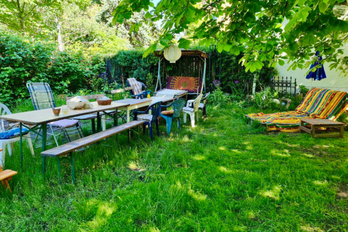 Garten mit Tischen, Stühlen, Kissen