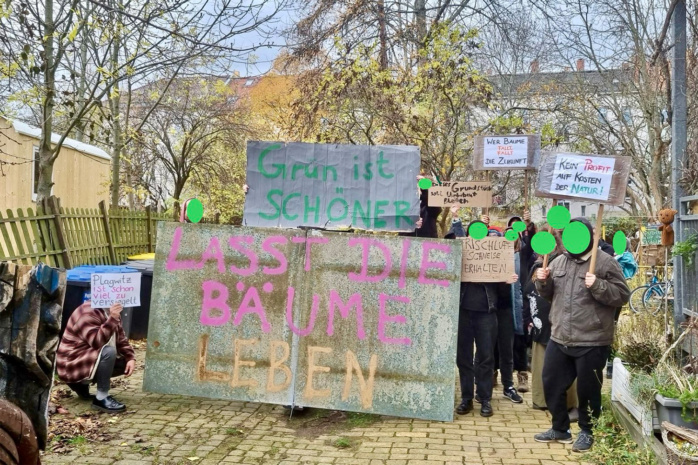 Personengruppe mit Bannern und PLakaten