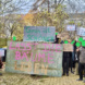 Personengruppe mit Bannern und PLakaten