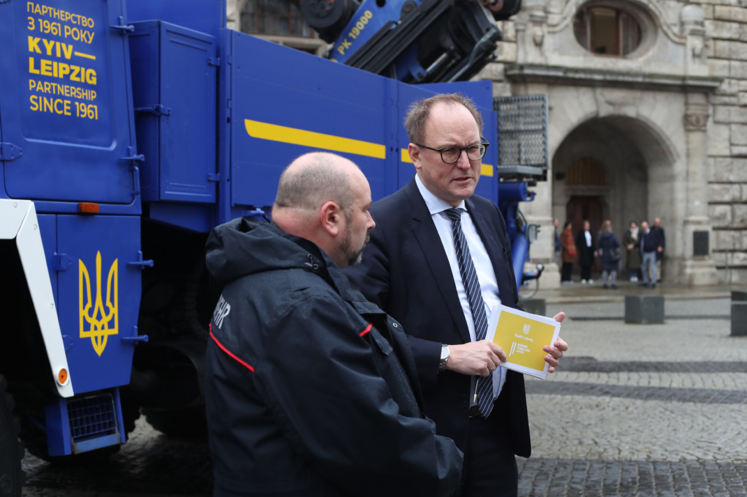 Ulrich Hörning, SPD (Bürgermeister für Allgemeine Verwaltung der Stadt Leipzig). Leipzig schickt ein Kranfahrzeug für die ukrainische Partnerstadt Kyjiw auf den Weg. Foto: Jan Kaefer