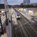 S-Bahn steht im beleuchteten Bahnhof während der Dämmerung, Aufnahme von vorn oben.