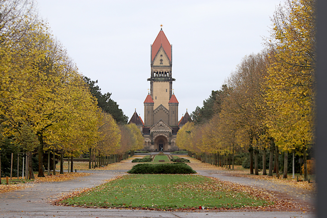 Achse des Südfriedhofs, herbstliche Bäume und Kapellenkomplex.