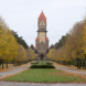 Achse des Südfriedhofs, herbstliche Bäume und Kapellenkomplex.