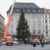 Aufstellen des Weihnachtsbaumes auf dem Leipziger Marktplatz am 07.11.2024. Foto: Jan Kaefer