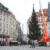 Aufstellen des Weihnachtsbaumes auf dem Leipziger Marktplatz am 07.11.2024. Foto: Jan Kaefer