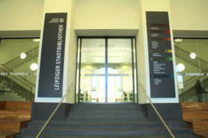 Aufgang zu den Räumen der Stadtbibliothek am Wilhelm-Leuschner-Platz, Treppe und Säulen.