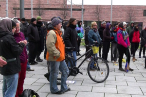 Protestversammlung, Menschen stehen dicht beieinander.