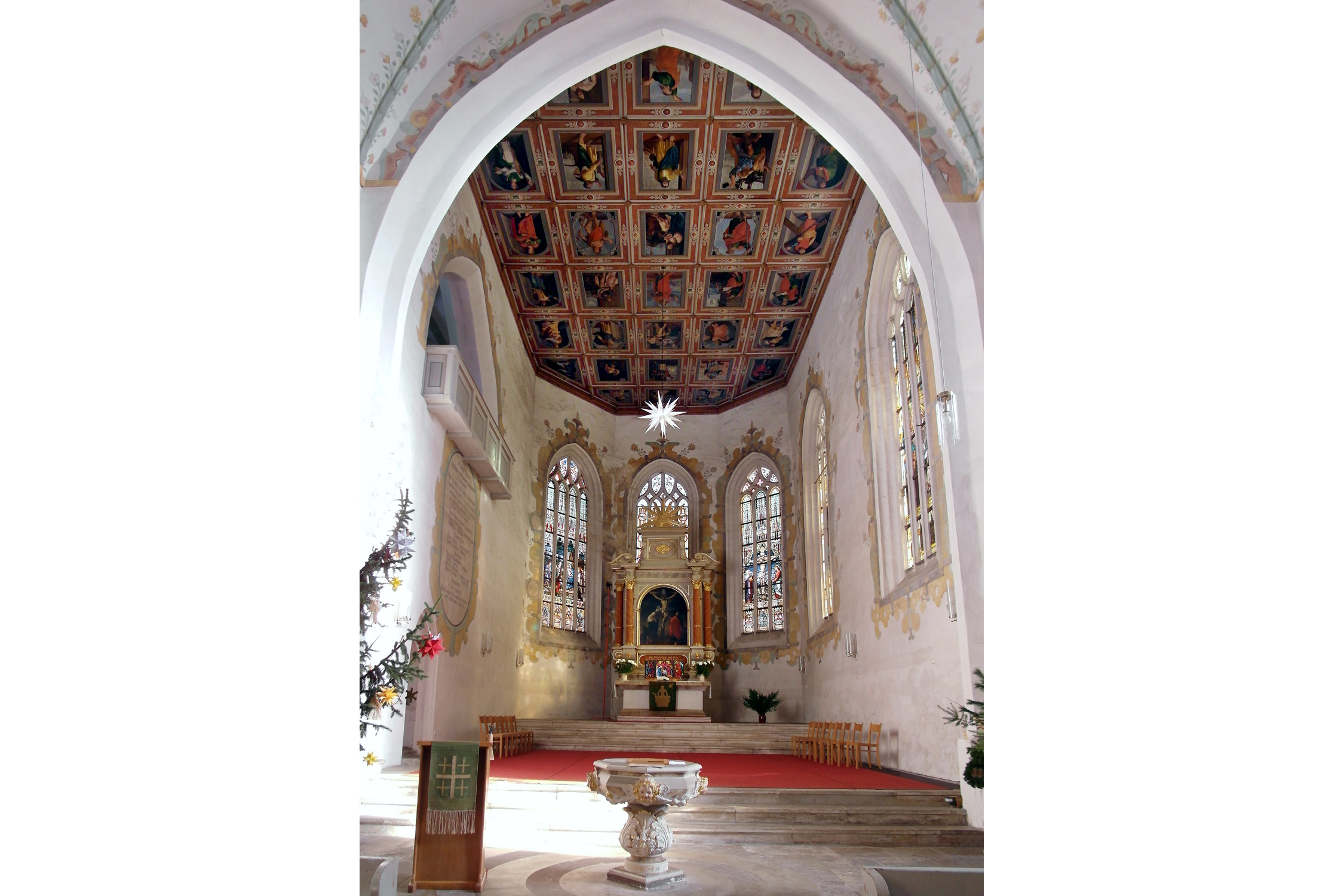 Altarraum mit Bilderdecke, Altar und Taufbecken (Jörg Blobelt, CC BY-SA 4.0, https://commons.wikimedia.org/w/index.php?curid=62237826) 