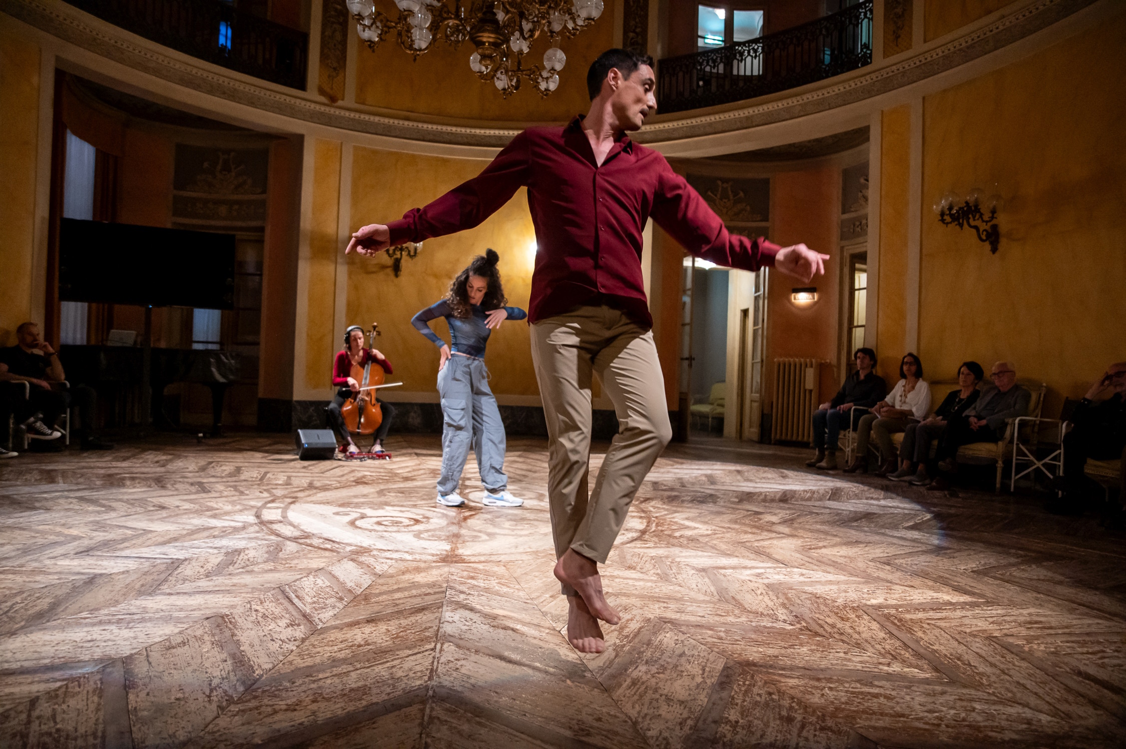 Movimento beim Festival Europäische Notenspuren – bewegt mit Cello und HipHop: Aude Walker-Viry (Cello), Picca (HipHop), Hubert Hazebroucq (Barocktanz) in Modena Mai 2024. Foto: Rolando Paolo Guerzoni