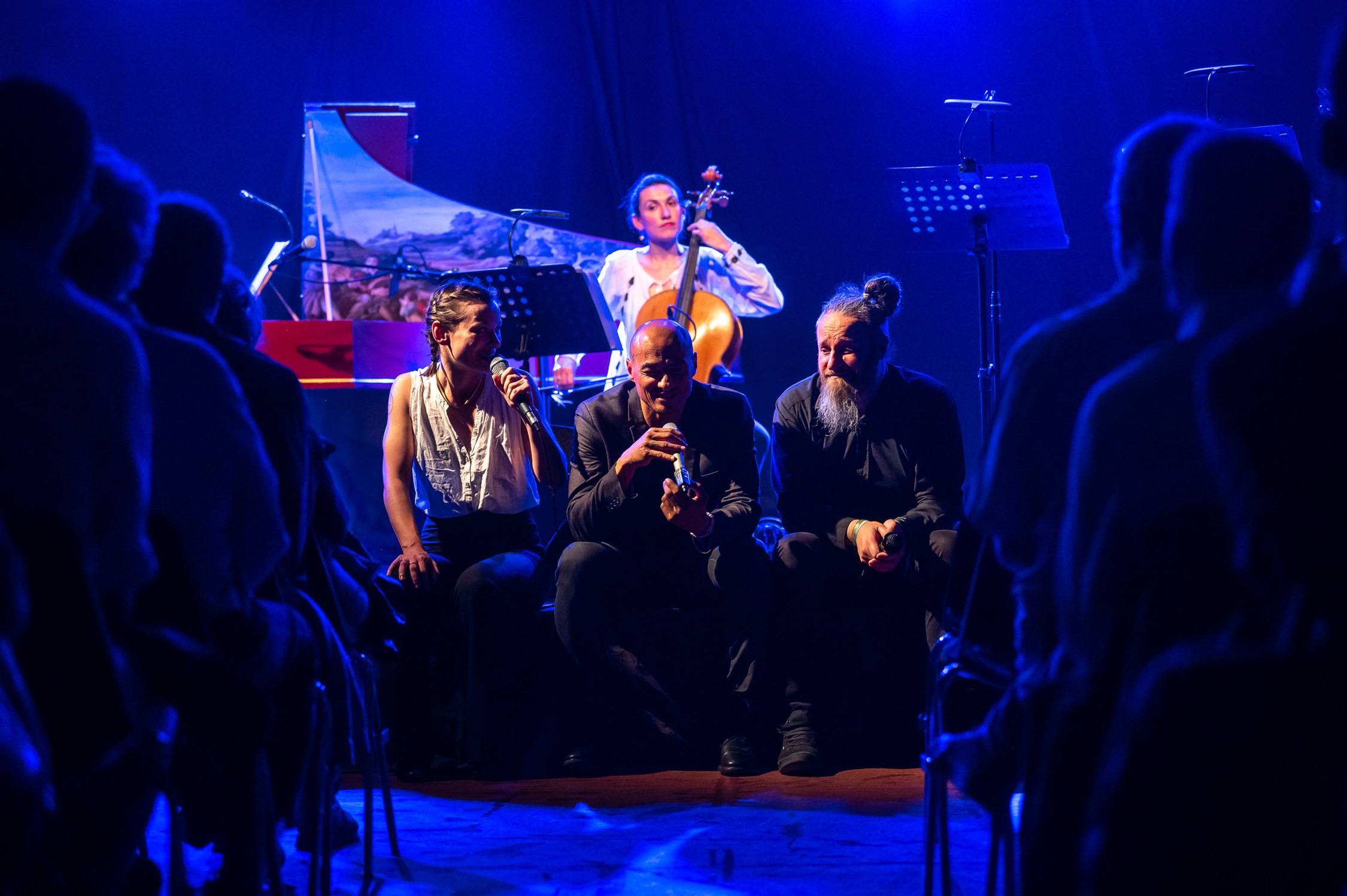 Babel Bach: Dreisprachige Poesie getragen von Barockmusik beim Festival Europäische Notenspuren: Josephine von Blütenstaub (Leipzig), Mehdi Krüger (Lyon), Simone Savogin (Como) in Modena Mai 2023. Foto: Rolando Paolo Guerzoni