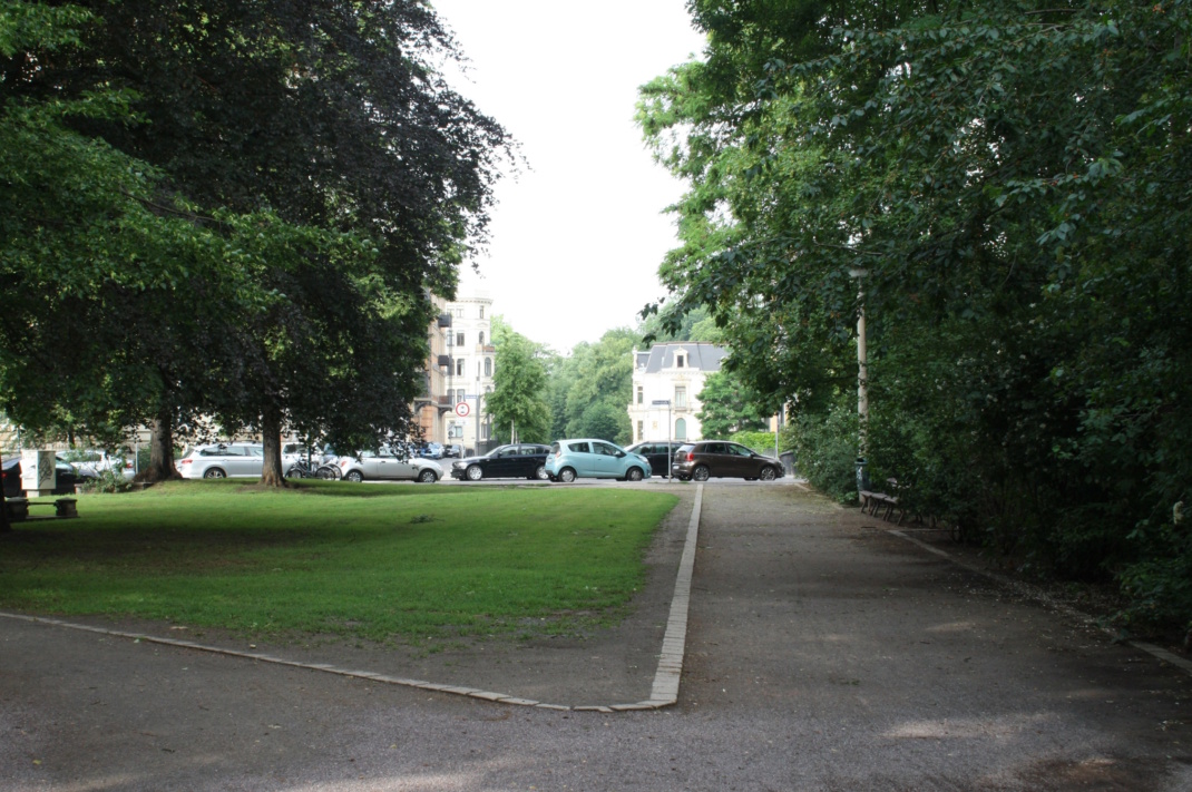 Poniatowskiplan Leipzig, Gehweg, Wiese und Bäume.