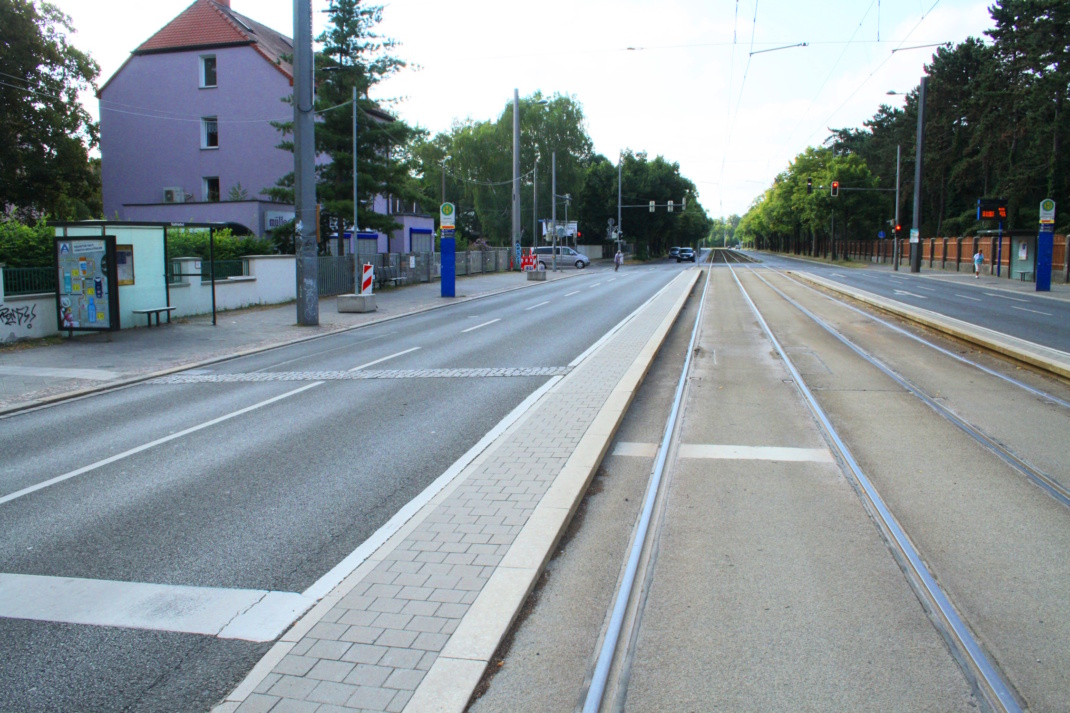 Die Prager Straße in Höhe Südfriedhof, Gleistrasse und asphaltierte Fahrbahn.