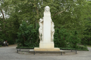 Schillerdenkmal in der Lennéanlage an der Schillerstraße.