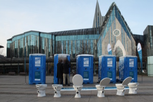 Bild von einem Toilettentag der Leipziger Wasserwerke auf dem Augustusplatz, WCs und Toilettencontainer stehen nebeneinander.