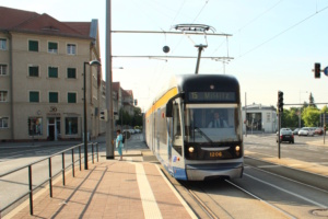 XXL-Straßenbahn auf der Linie 15 in Probstheida im Einsatz. Foto: Ralf Julke