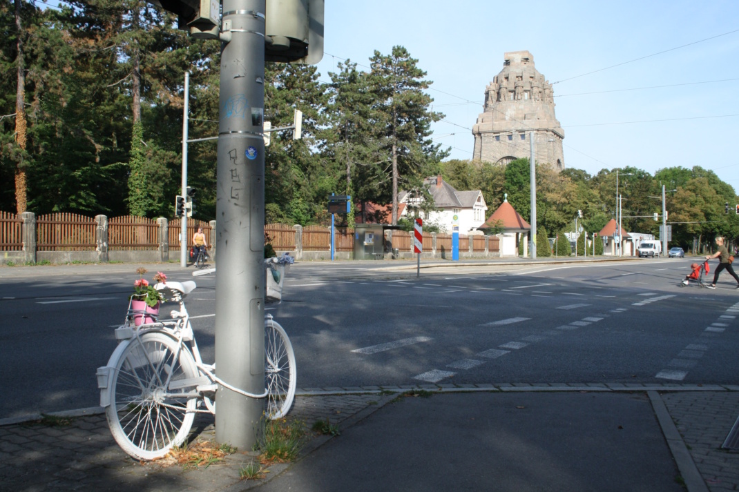 Der Abschnitt der Prager Straße in Höhe Südfriedhof. Foto: Ralf Julke