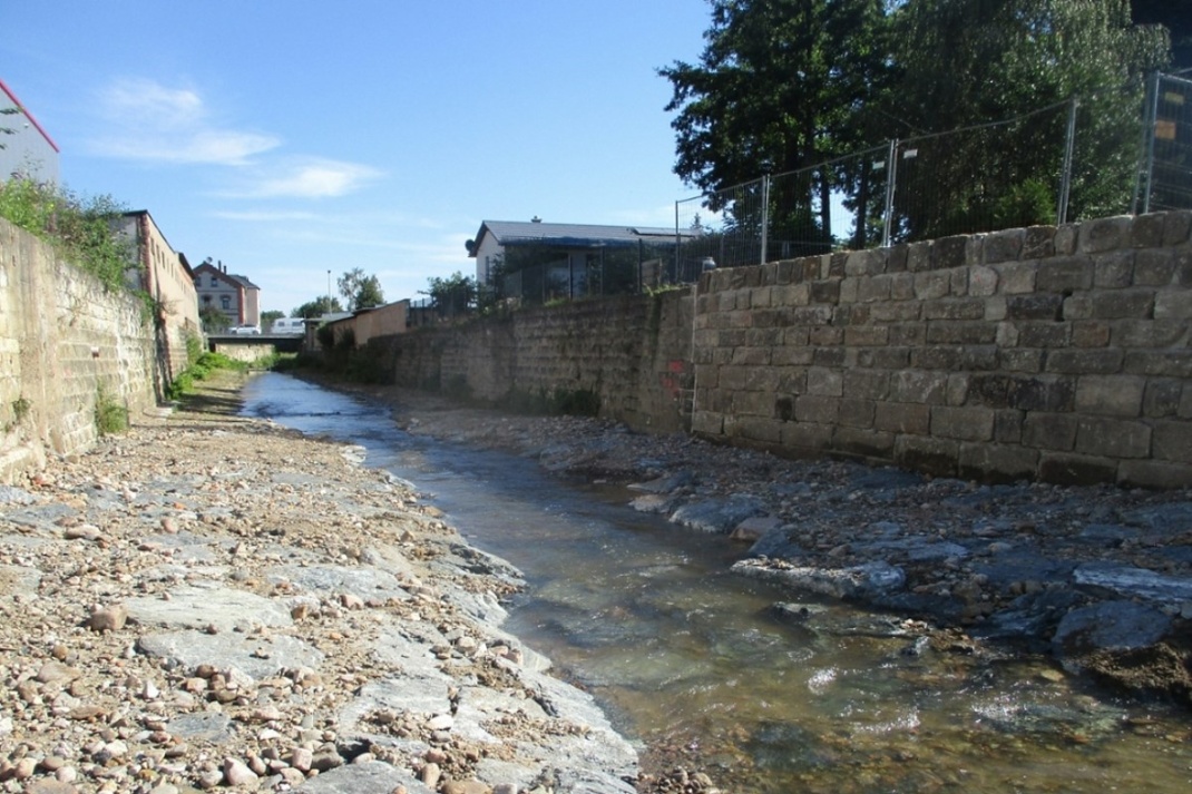 Neue Gewässersohle im Bereich des ehemaligen Wehres an der Gottleuba und neue Uferwand im Bereich Mühlgrabeneinlauf. Foto: Landestalsperrenverwaltung Sachsen / Dr. Tilo Seidel