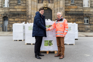 Staatsminister Conrad Clemens hat gemeinsam mit Peter S. Kaul, Präsident des DRK-Landesverband Sachsen e.V., eine weitere Hilfslieferung für die ostukrainische Region Charkiw auf den Weg gebracht. © Sächsische Staatskanzlei)