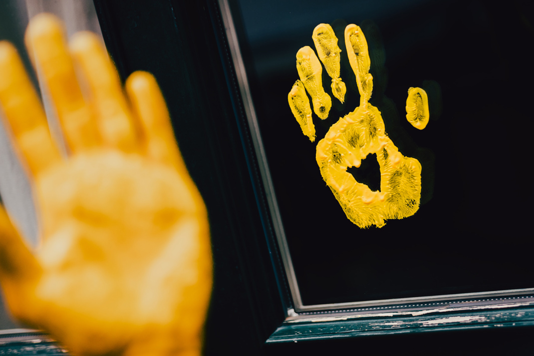 Gelbe Hand, hier mit Herz: Dieses Zeichen steht für Toleranz und gegen Diskriminierung. Dahinter steckt der Wettbewerb „Gelbe Hand“, bei dem sich Azubis aus Leipzig mit kreativen Ideen gegen Rechts bewerben können. Foto: IG BAU | Nils Hillebrand