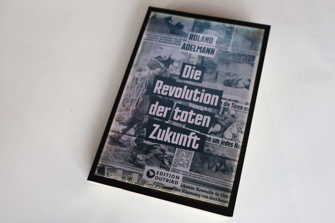 Roland Adelmann: Die Revolution der toten Zukunft. Buch liegt auf einer Fläche.