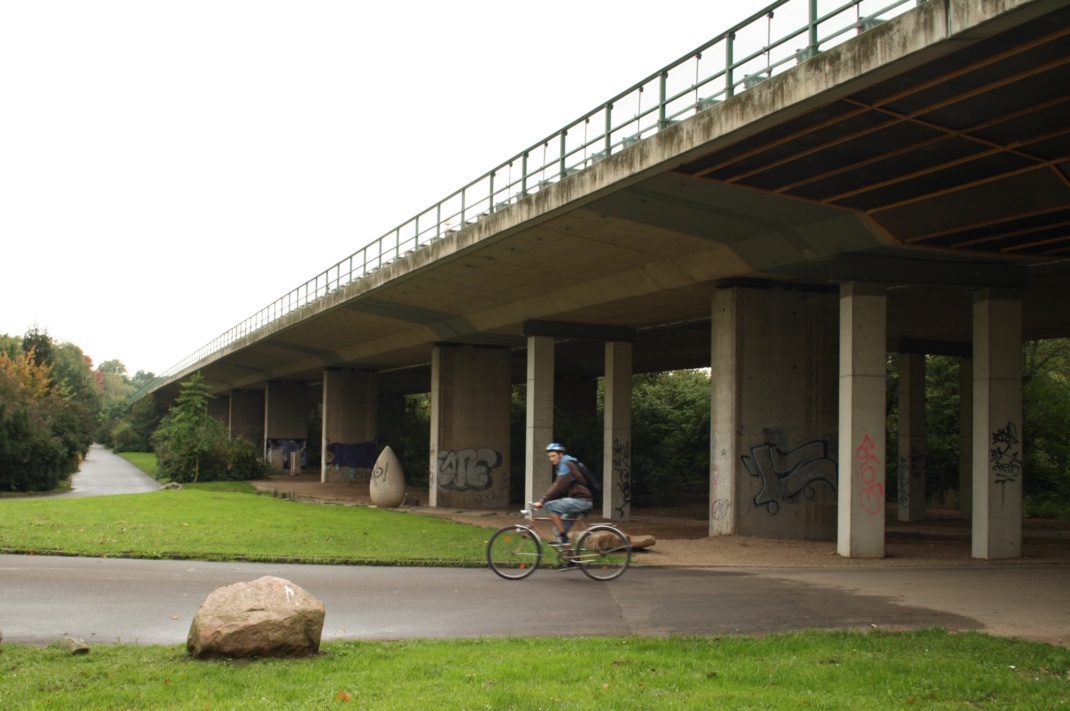 Die Brücke der B2 im Agra-Park, Stein, Unterführung und Radfahrer.