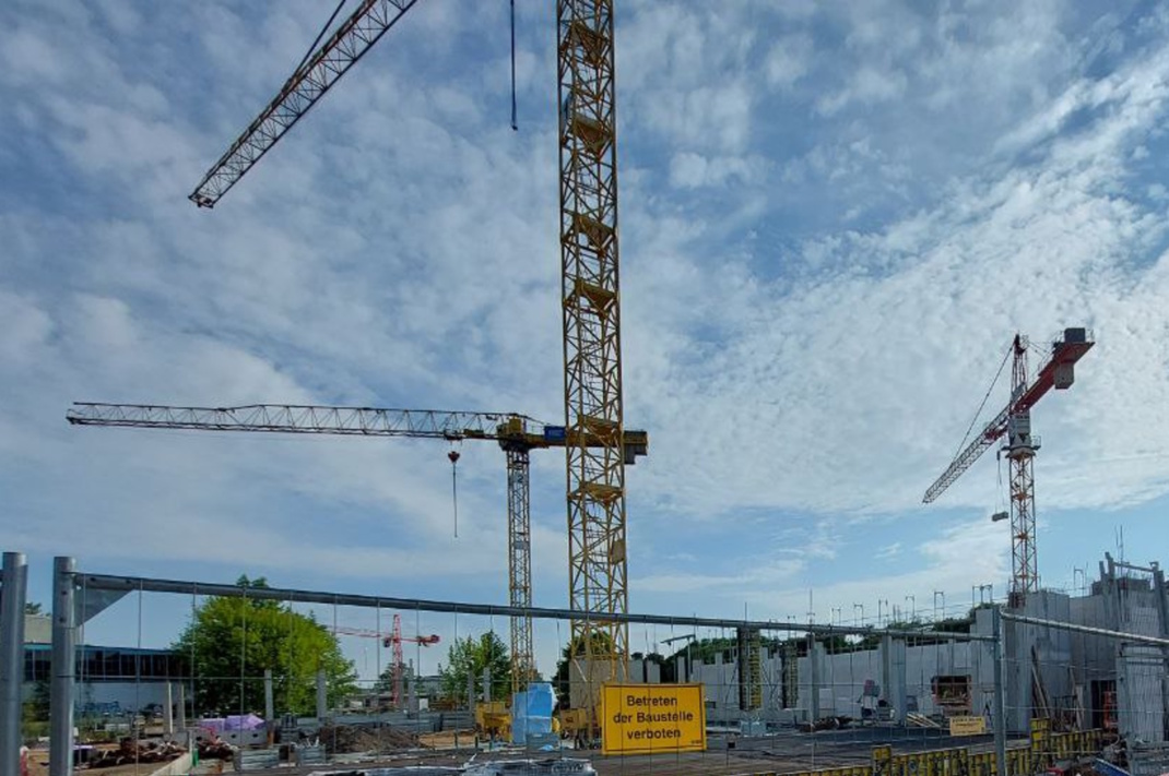 Baustelle und Kräne.