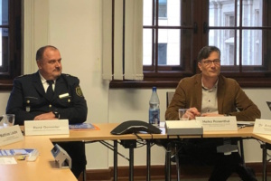 Polizeipräsident René Demmler und Ordnungsbürgermeister Heiko Rosenthal während der Pressekonferenz zur Sicherheitsbefragung.