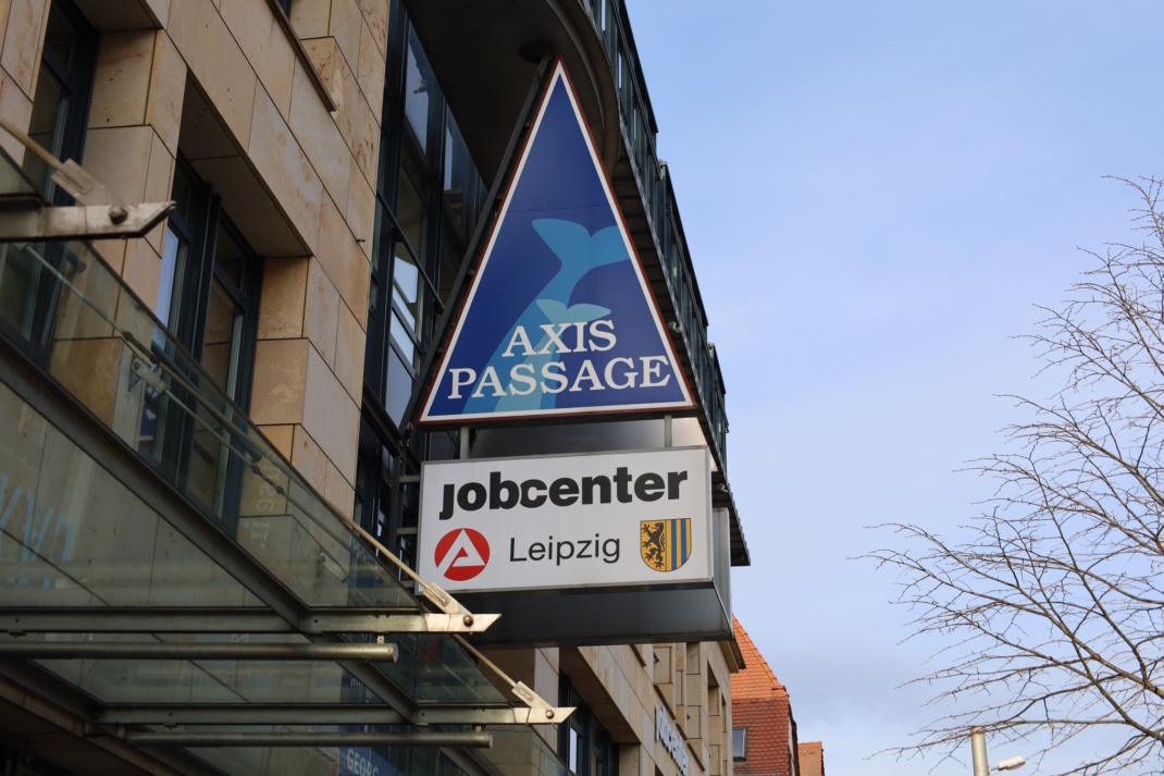 Hinweisschild zum Jobcenter in der Georg-Schumann-Straße.