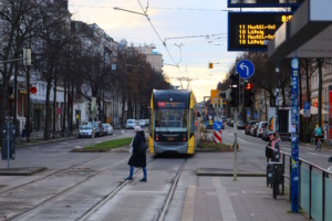 KarLi, Fußgänger und Tram.