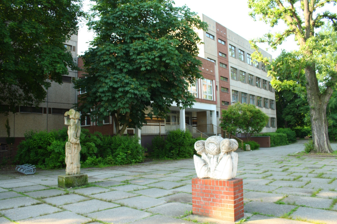 Die Anna-Magdalena-Bach-Schule in der Manetstraße.