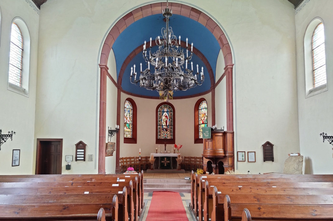 Inneres einer Kirche, Blick zum Altar.