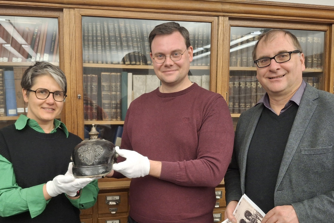 Übergabe der Pickelhaube am 16.12. in der Bibliothek des Museums, v.l.n.r. Dr. Johanna Sänger, Eric Buchmann, Dr. Anselm Hartinger. Foto: Katja Etzold