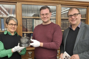 Übergabe der Pickelhaube am 16.12. in der Bibliothek des Museums, v.l.n.r. Dr. Johanna Sänger, Eric Buchmann, Dr. Anselm Hartinger. Foto: Katja Etzold