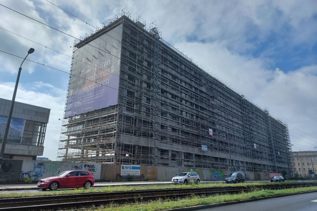 Das ehemalige Technische Rathaus in der Prager Straße, Tram-Trasse und PKW.