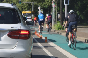 Grün eingefärbter Radfahrstreifen am Dittrichring. Foto: Ralf Julke