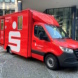 Sprinter-Fahrzeug in rot mit Logo der Sparkasse.