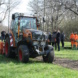 Trecker auf Grünfläche im Einsatz.