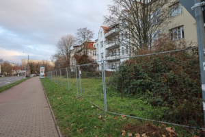 Abgesperrter Teil des verrohrten Pleißemühlgrabens an der Wundtstraße.