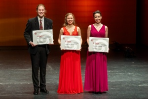 Die drei Preisträger: Tom Nicholson, Lorraine Pudelko und Carmen Boatella (von links). Foto: Jörg Singer