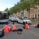 Blockade der Letzten Generation auf einer stark befahrenen Straße.