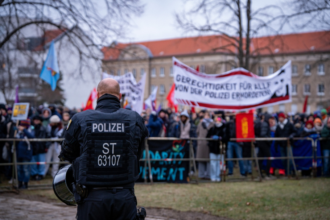 Polizist, Gedenkdemo.