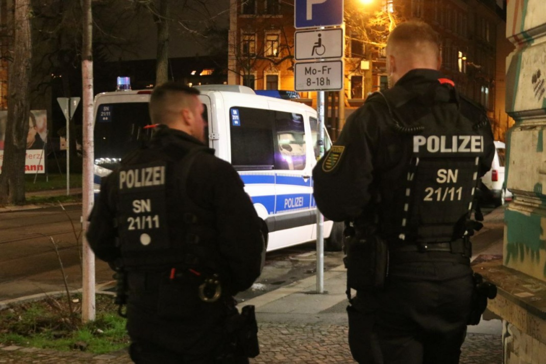 Polizisten bei Razzia.