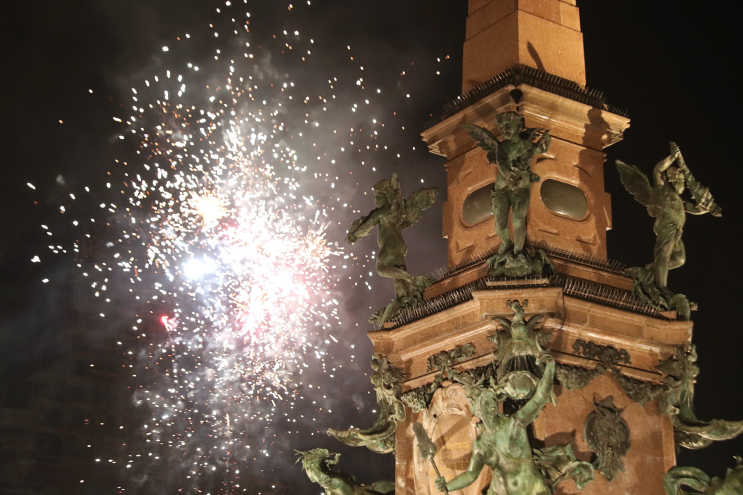 Silvesterfeuerwerk neben Brunnen.